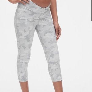 Gapfit MATERNITY 7/8 leggings in gray camo size L